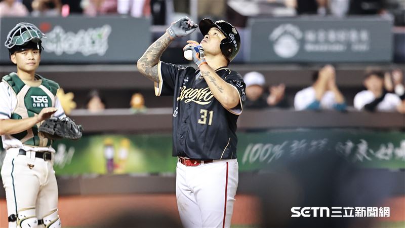 林智勝引退系列賽最終戰，味全龍一壘手林智勝炸裂生涯第305轟。（圖／記者劉彥池攝影）