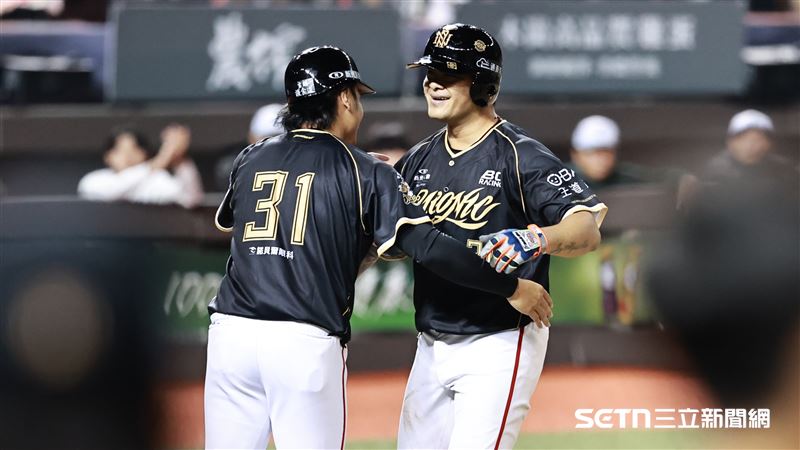 林智勝引退系列賽最終戰，味全龍一壘手林智勝炸裂生涯第305轟。（圖／記者劉彥池攝影）