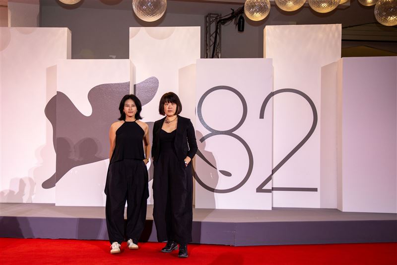 《雲在兩千米》紅毯照　左起本片製片宋沁諠、導演陳芯宜。（圖／威尼斯官方Astrea提供）