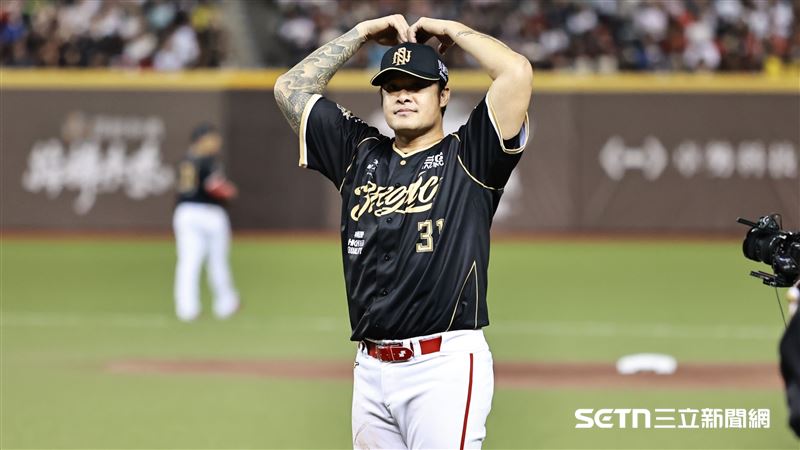 林智勝引退系列賽最終戰，味全龍一壘手林智勝炸裂生涯第305轟，上場守備和球迷比愛心。（圖／記者劉彥池攝影）