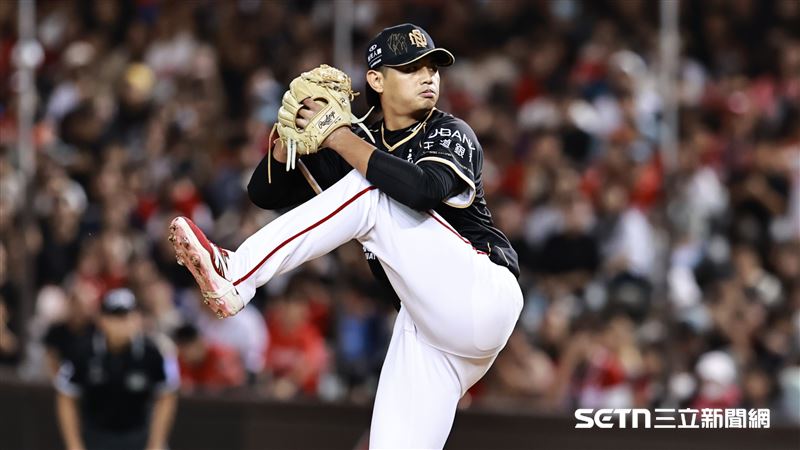 林智勝引退系列賽最終戰，味全龍選秀會首輪選進的黃暐傑中職生涯初登版。（圖／記者劉彥池攝影）