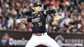 林智勝引退系列賽最終戰，味全龍選秀會首輪選進的黃暐傑中職生涯初登版。（圖／記者劉彥池攝影）