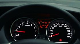 一名駕駛在國道超速67公里遭舉發，質疑測速器誤差但遭法院駁回。（示意圖／Unsplash）