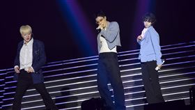 WINNER身穿復古感十足的勁裝登場。（左起：姜昇潤、李昇勳、金秦禹）（圖／讀者提供） 