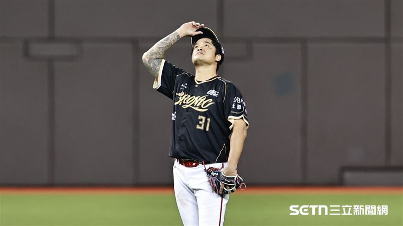 林智勝引退系列賽最終戰，味全龍一壘手林智勝9局下2出局改守游擊。（圖／記者劉彥池攝影）