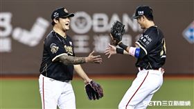 林智勝引退系列賽最終戰，比賽結束後林智勝和郭嚴文擊掌、擁抱。（圖／記者劉彥池攝影）