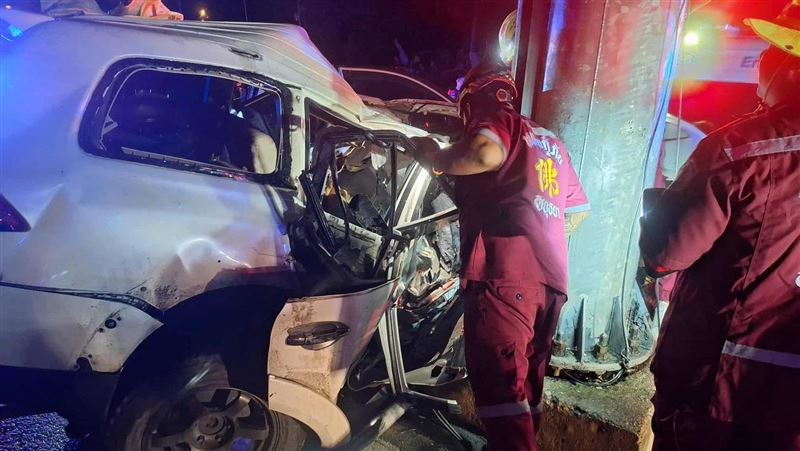 車輛自撞，車頭全毀。（圖／翻攝自สมาคมอยุธยารวมใจ หน่วยกู้ภัยอยุธยา臉書）