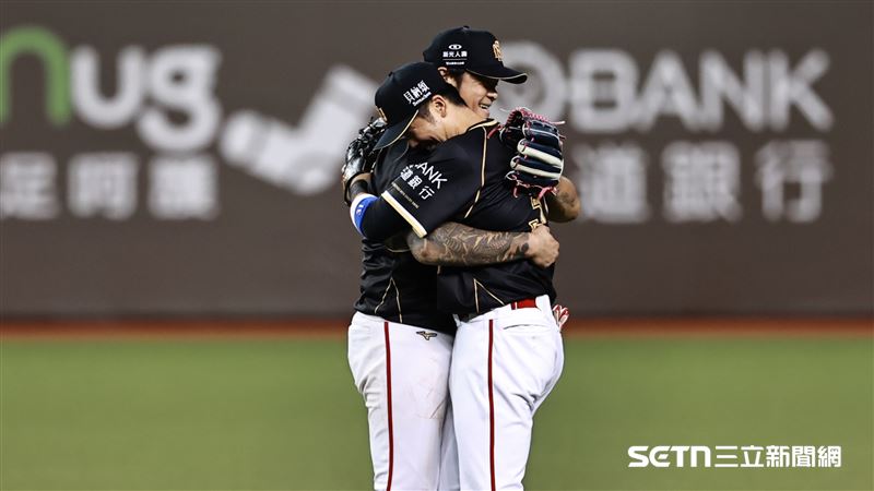 林智勝引退系列賽最終戰，比賽結束後林智勝和郭嚴文擊掌、擁抱。（圖／記者劉彥池攝影）