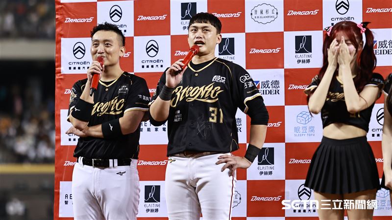 林智勝引退系列賽最終戰，味全龍三壘手劉基鴻奪下單場MVP，談林智勝退休哽咽。（圖／記者劉彥池攝影）