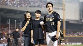 林智勝引退系列賽最終戰，球迷歸還林智勝305轟全壘打球。（圖／記者劉彥池攝影）