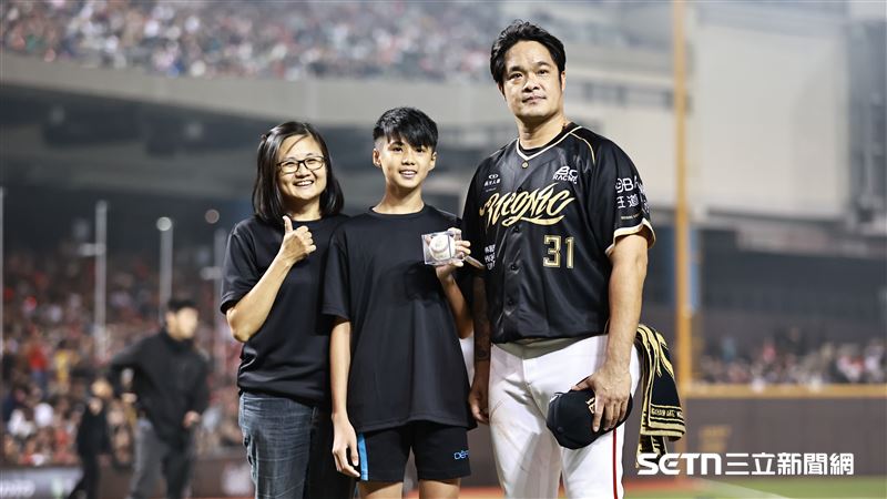 林智勝引退系列賽最終戰，球迷歸還林智勝305轟全壘打球。（圖／記者劉彥池攝影）