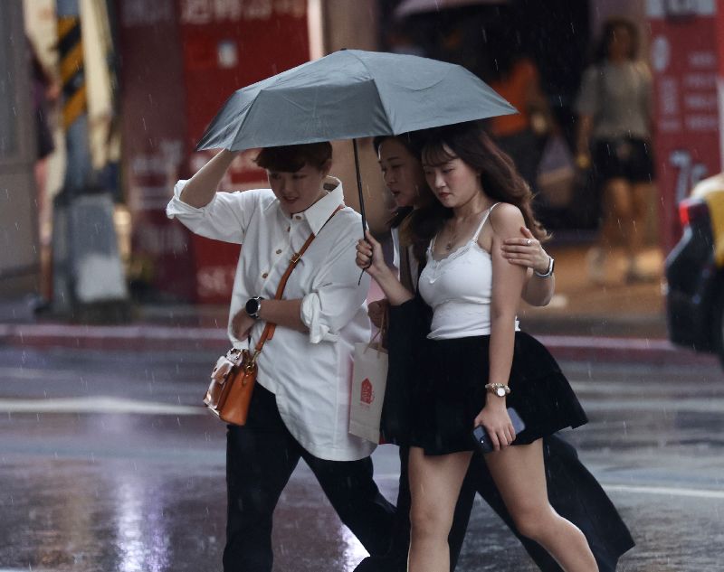 樺加沙颱風來襲，中央氣象署發布豪雨特報