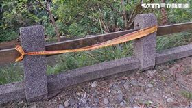 新北李翁參加健行活動，卻坐斷圍欄後跌落5公尺深的護岸。（圖／翻攝畫面）