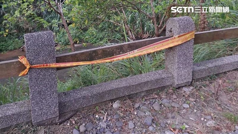 新北李翁參加健行活動，卻坐斷圍欄後跌落5公尺深的護岸。（圖／翻攝畫面）