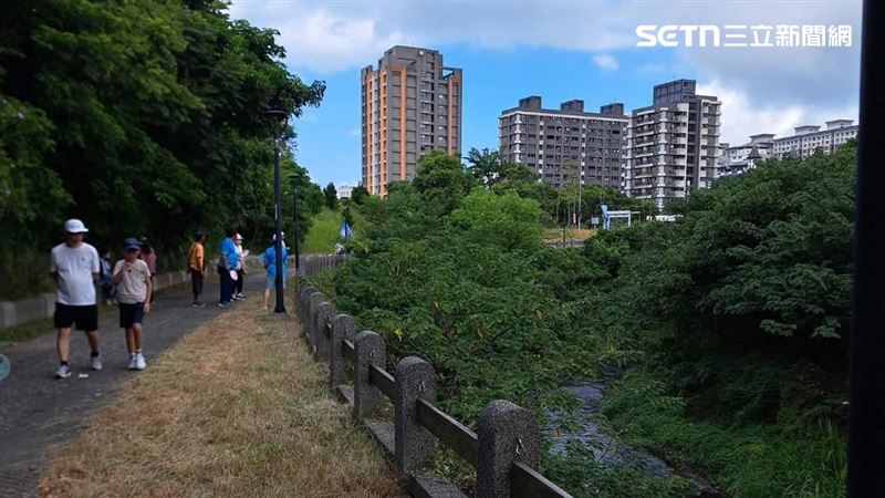 新北李翁參加健行活動，卻坐斷圍欄後跌落5公尺深的護岸。（圖／翻攝畫面）