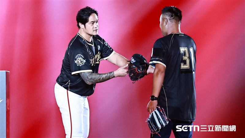 林智勝引退儀式，林智勝在二壘和昔日隊友石志偉相見、擁抱。（圖／記者劉彥池攝影）
