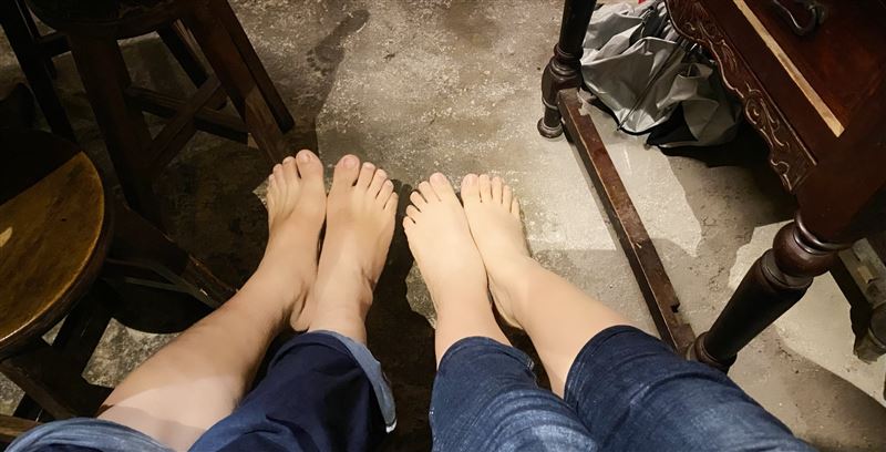 暴雨讓餐廳室外用餐區淹水，民眾直呼，第一次吃飯打赤腳。（圖／網友Fenling Fenling Wang提供）
