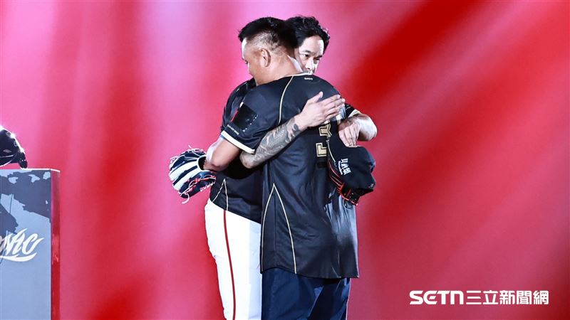 林智勝引退儀式，林智勝在二壘和昔日隊友石志偉相見、擁抱。（圖／記者劉彥池攝影）