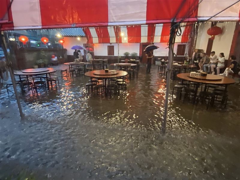 大雨轟炸，知名必比登餐廳變「流水席」。（圖／網友Fenling Fenling Wang提供）
