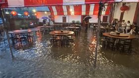 大雨轟炸，知名必比登餐廳變「流水席」。（圖／網友Fenling Fenling Wang提供）