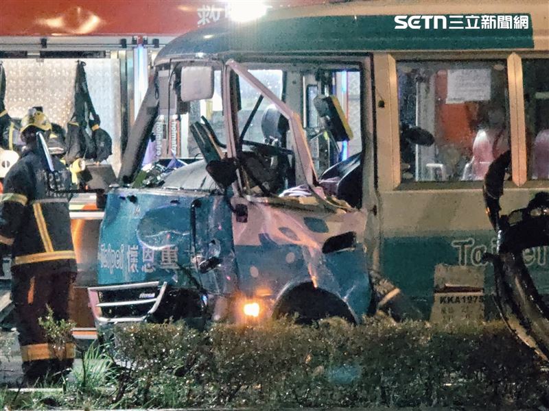 傷者為年約40多歲的女性公車司機，因為撞擊緣故下半身一度受困車內。消防人員於18時54分協助脫困。（圖／翻攝畫面）