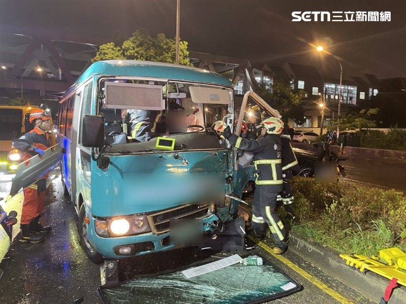 小型公車車門嚴重凹毀，其中女公車司機雙腿被夾受困。（圖／翻攝畫面）