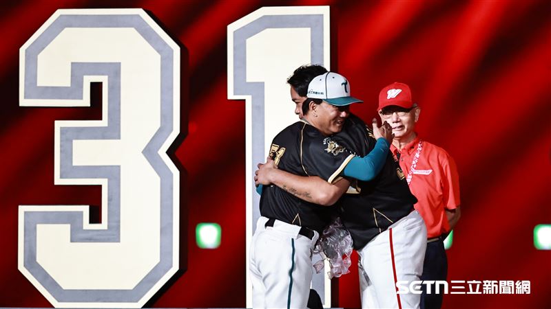 林智勝引退儀式，台鋼雄鷹總教練洪一中獻花。（圖／記者劉彥池攝影）