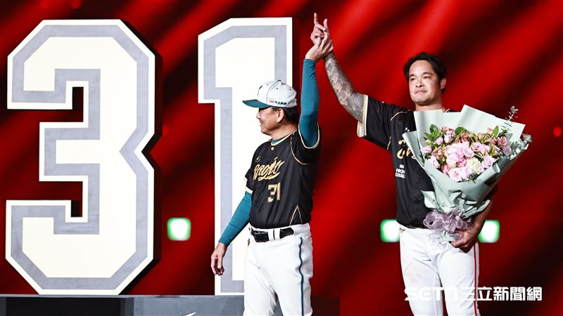 林智勝引退儀式，台鋼雄鷹總教練洪一中獻花。（圖／記者劉彥池攝影）