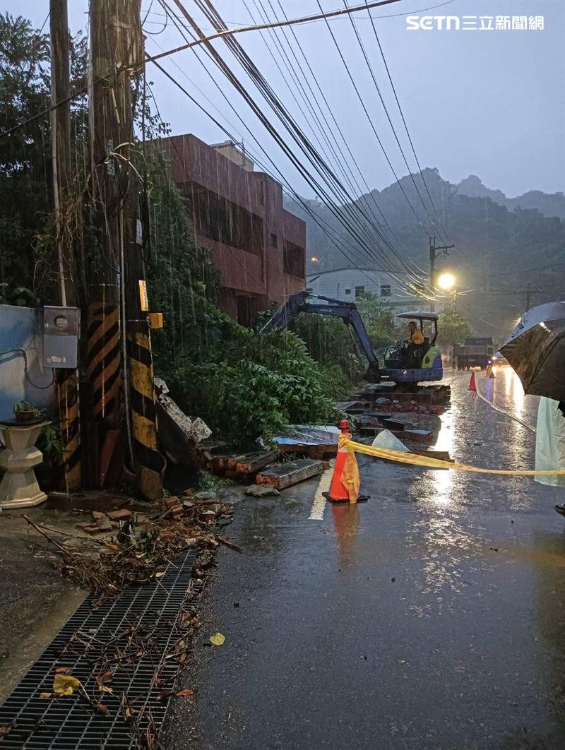 台中暴雨釀災，土石傾瀉如瀑布衝進民宅，山坡黃泥土石傾瀉、紅磚圍牆倒塌。（圖／翻攝畫面）