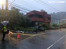 台中暴雨釀災　土石傾瀉如瀑布衝進民宅（圖／翻攝畫面）