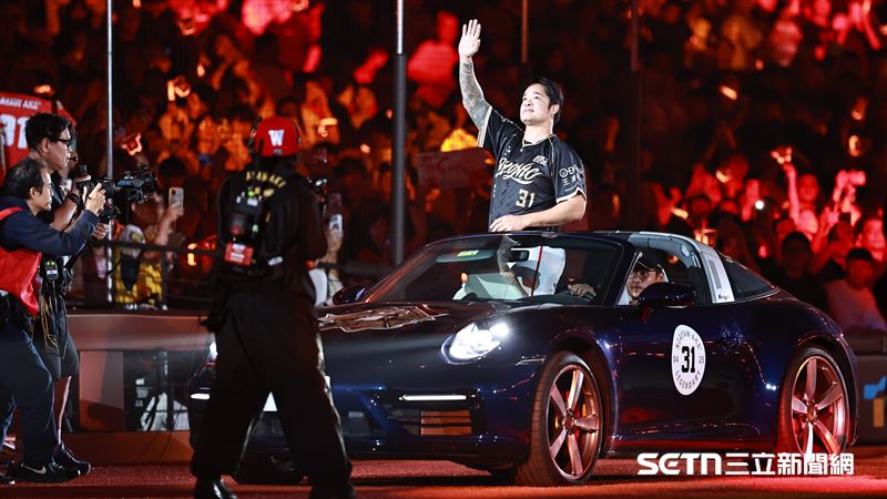林智勝引退儀式搭乘敞篷跑車繞場和球迷致意。（圖／記者劉彥池攝影）