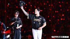 林智勝引退儀式搭乘敞篷跑車繞場和球迷致意。（圖／記者劉彥池攝影）