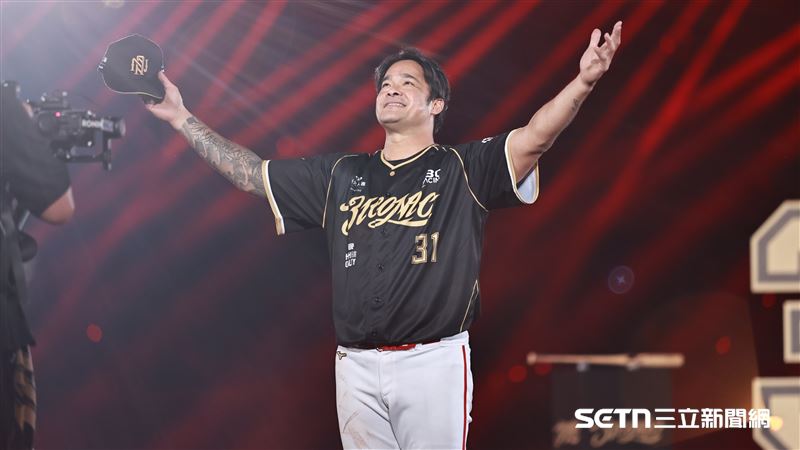 林智勝引退儀式高舉雙手和球迷致意。（圖／記者劉彥池攝影）