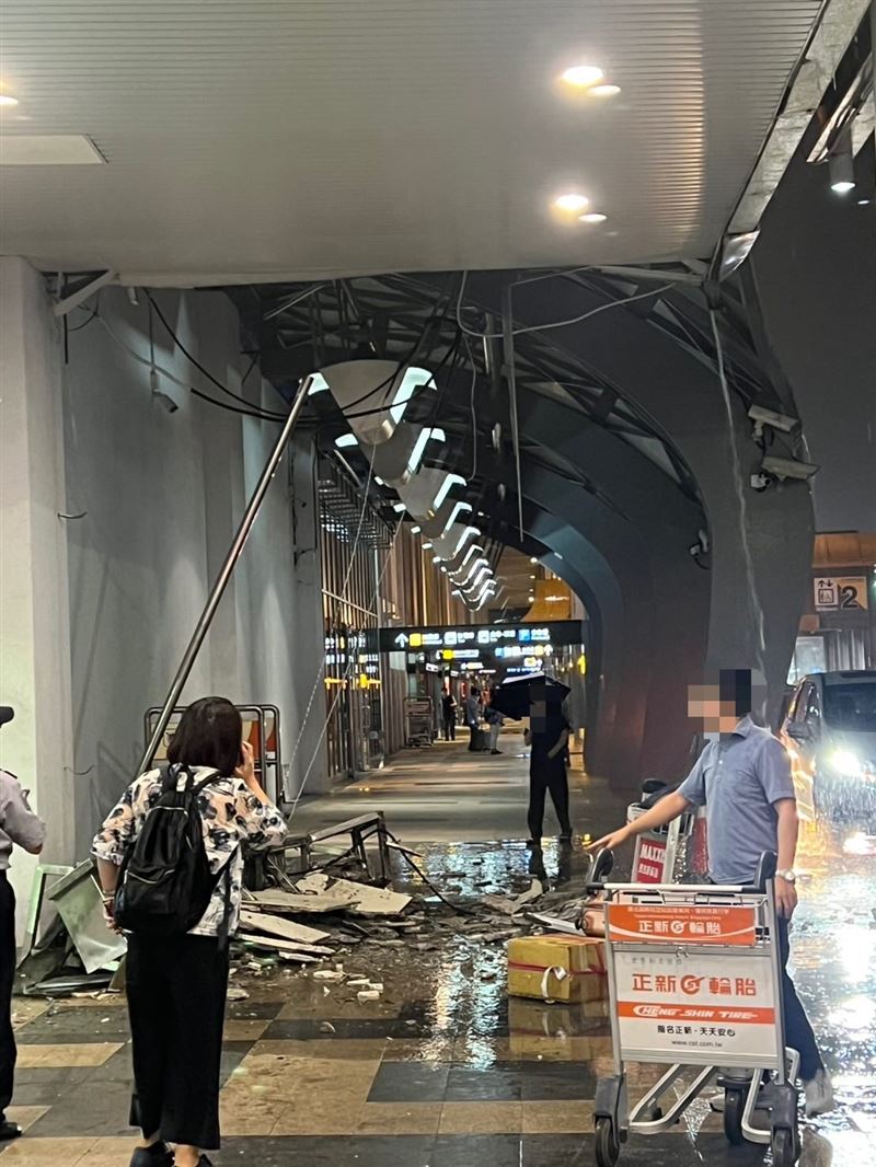 松山機場天花板「無預警崩塌」！大片天花板砸落，幸無人傷亡。(圖／threads@_________yao提供)