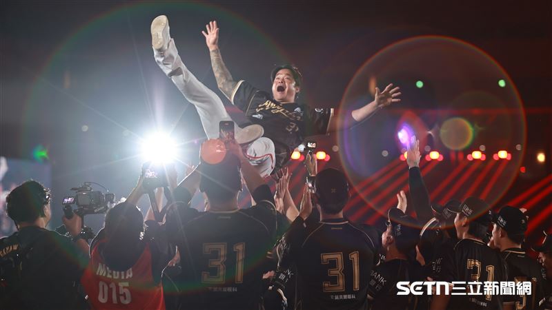 林智勝引退儀式被隊友高高拋起。（圖／記者劉彥池攝影）
