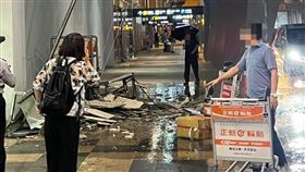 松山機場天花板「無預警崩塌」！大片天花板砸落，幸無人傷亡。(圖／threads@_________yao提供)