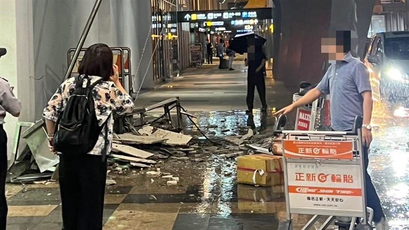 松山機場天花板大片崩塌　遊客驚逃