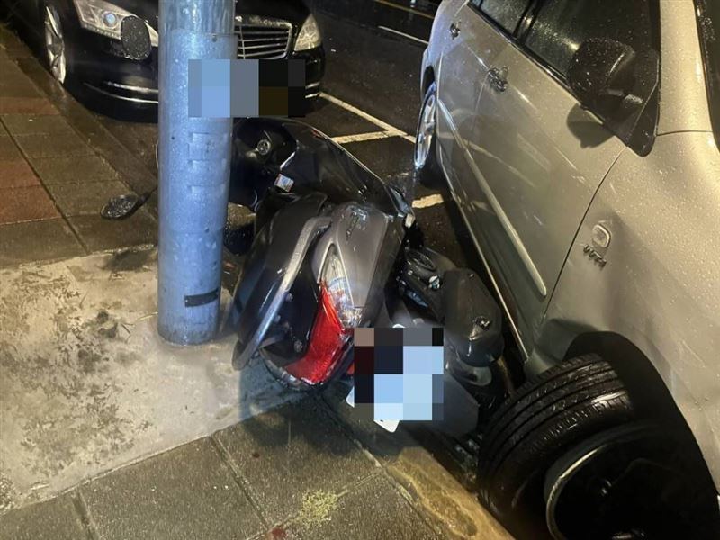 暴雨夜，內湖7旬婦人失控衝向路旁機車停車格。(圖／翻攝畫面)