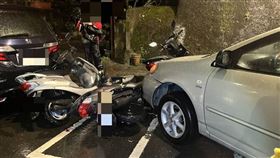 暴雨夜視線不良！內湖環山路一名7旬婦人失控自撞，7輛機車倒一排。(圖／翻攝畫面)