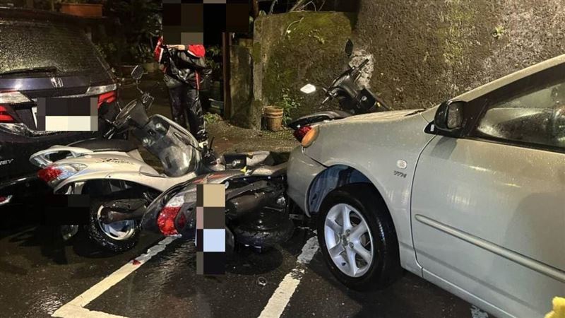 暴雨夜!內湖7旬婦失控自撞 7機車倒一排