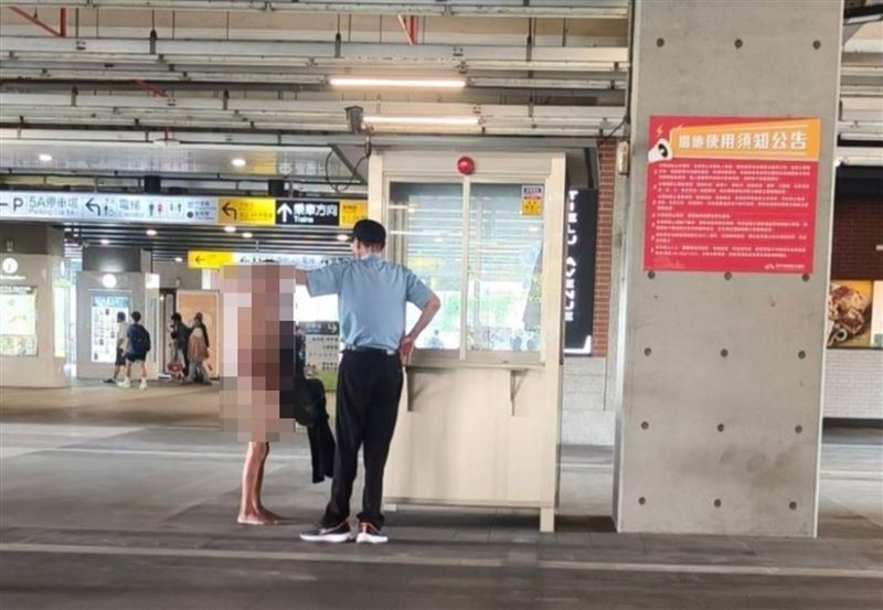 台中車站出現「溜鳥伯」，面對保全人員勸告愛理不理，網友感嘆遊民亂象影響市容。(圖／翻攝爆料公社）
