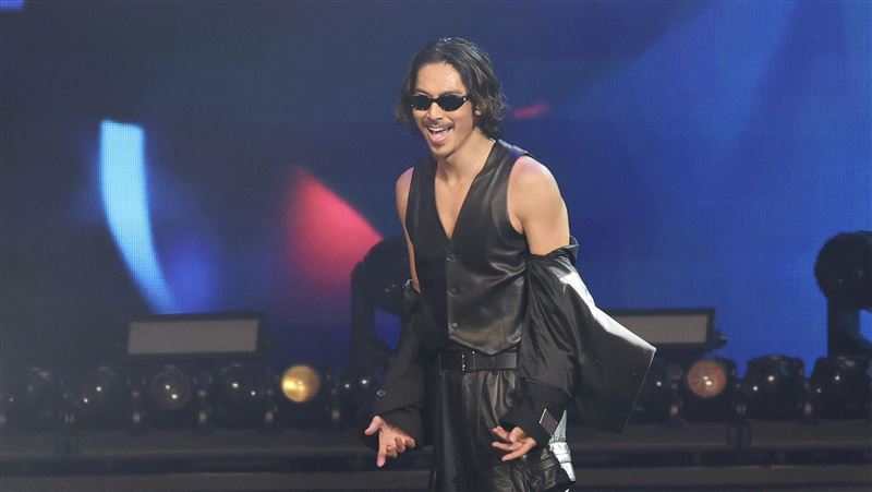 直擊/AKIRA開深V熱舞 率師弟破天荒合體