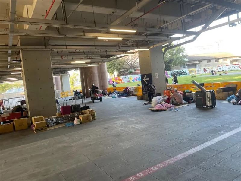 台中遊民露宿街頭的問題嚴重，許多公共空間已被街友佔據。(圖／翻攝threads@koko_cat1997)