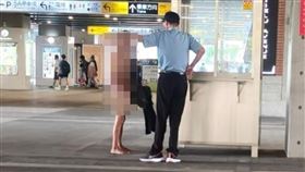 台中車站出現「溜鳥伯」，面對保全人員勸告愛理不理，網友感嘆遊民亂象影響市容。(圖／翻攝爆料公社）
