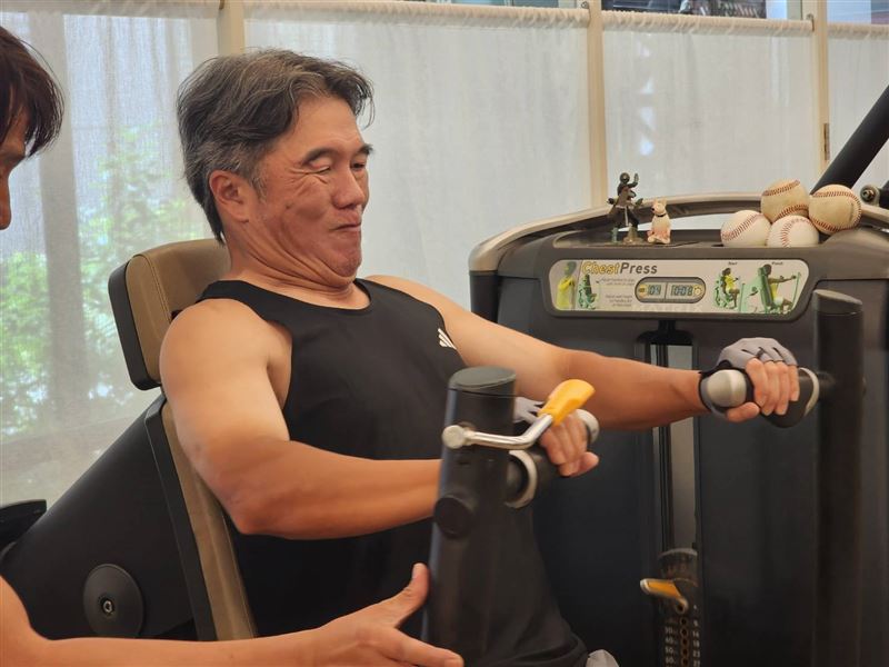王必勝持續重訓，體態有所變化。（圖／翻攝自王必勝臉書）
