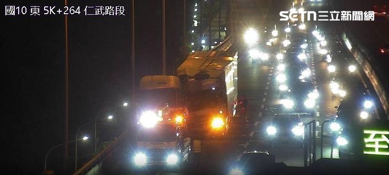 受事故影響，國道10號西向中、外線車道暫時封閉，現場車流嚴重回堵。（圖／翻攝高公局）