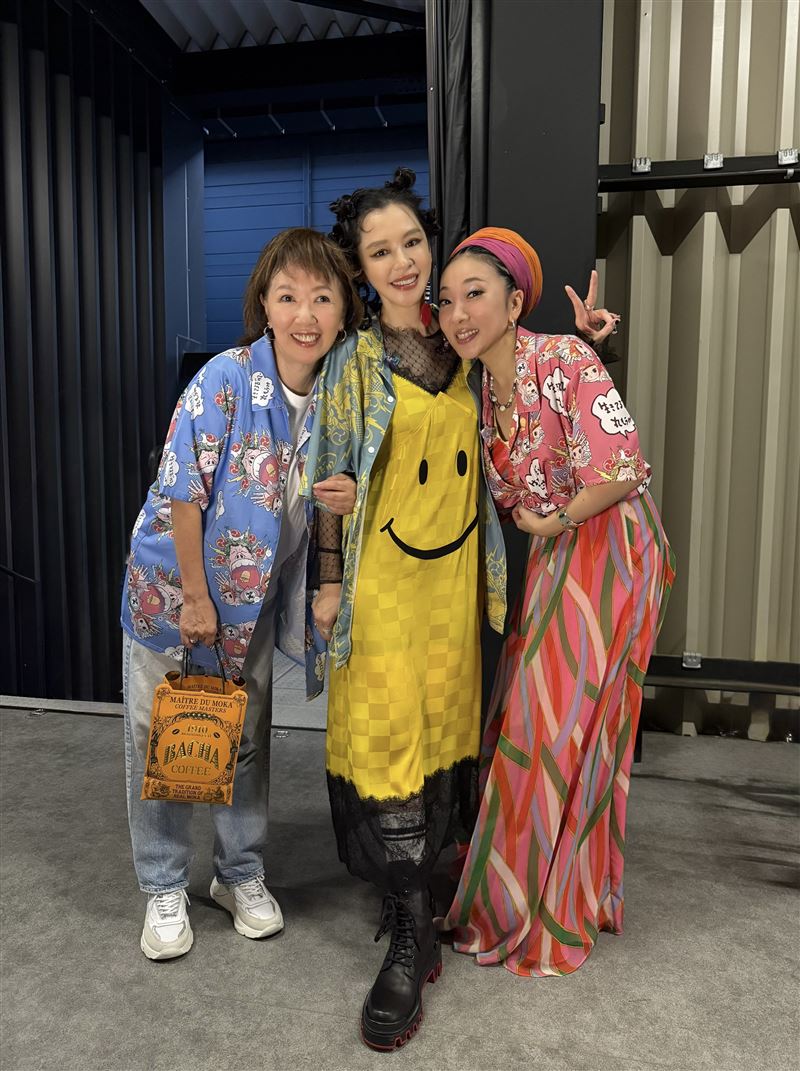 徐若瑄（中）與淺田美代子（左）、米希亞（右）難得同框。（圖／威威巖提供）