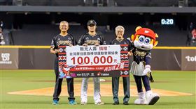 台新新光金控董事長吳東亮帶領團隊進場，與球迷一起見證大師兄林智勝22年職棒生涯的傳奇謝幕。林智勝哽咽發表退場感言，感謝球迷、隊友與家人一路支持，承諾未來將投入基層棒球，延續熱愛的運動精神。（圖／台新新光金控提供） 