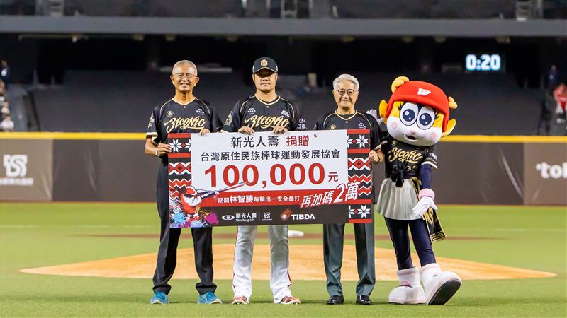 台新新光金控董事長吳東亮帶領團隊進場,與球迷一起見證大師兄林智勝22年職棒生涯的傳奇謝幕。林智勝哽咽發表退場感言,感謝球迷、隊友與家人一路支持,承諾未來將投入基層棒球,延續熱愛的運動精神。(圖/台新新光金控提供)