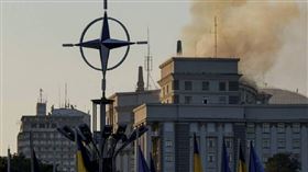 俄羅斯於9月7日凌晨對烏克蘭發動全面戰爭以來最大規模的夜間空襲，內閣大樓傳出起火。（圖／達志／美聯社）